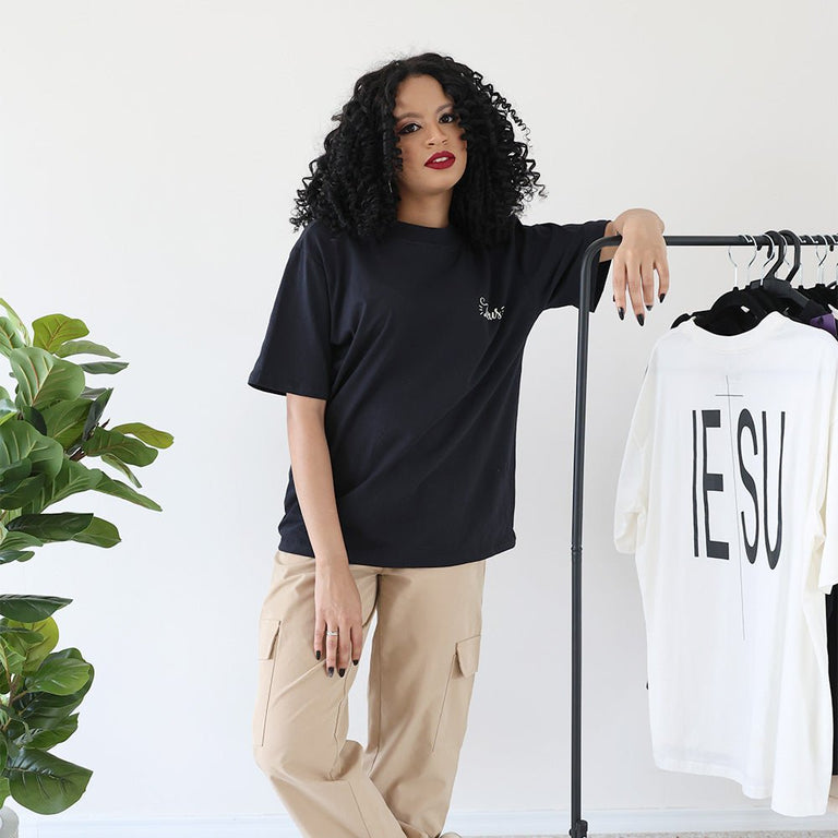 Camiseta Básica Feminino Manga Curta - Deus - Preta - iesustore