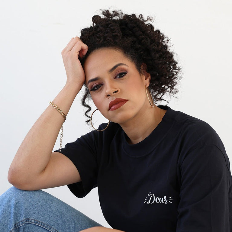 Camiseta Básica Feminino Manga Curta - Deus - Preta - iesustore