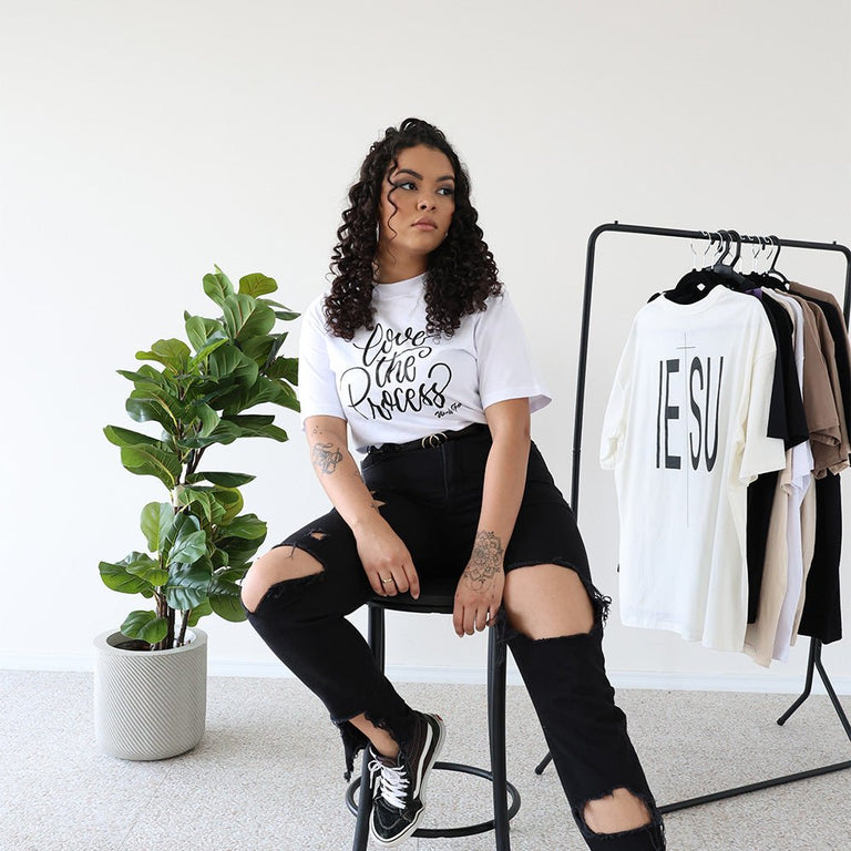 Camiseta Básica Feminino Manga Curta - Love The Process With God - Branca - iesustore