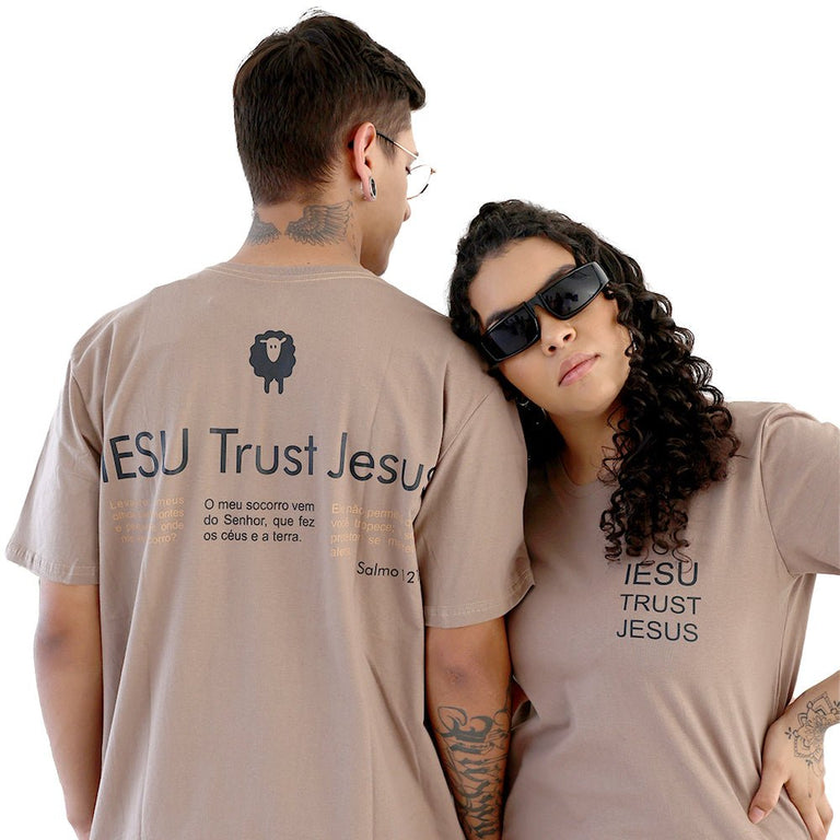 Camiseta Básica Unissex Manga Curta - Trust, Jesus, Salmo 121 - Avelã - iesustore