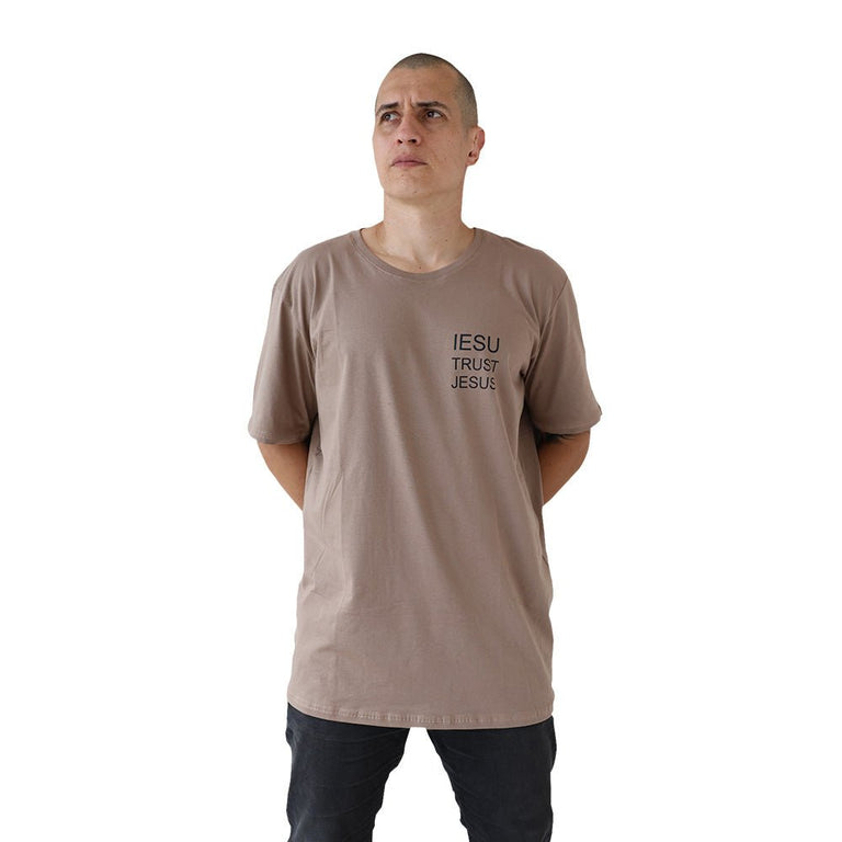 Camiseta Básica Unissex Manga Curta - Trust, Jesus, Salmo 121 - Avelã - iesustore